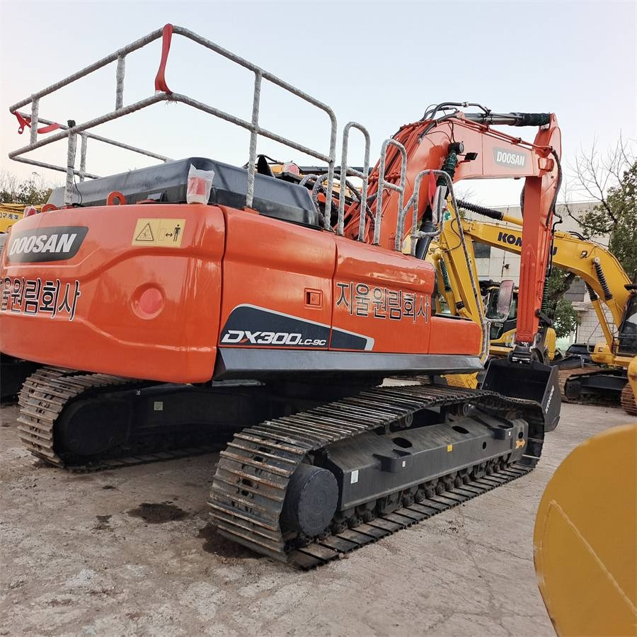 Doosan DX 300 LC - Máy xúc bánh xích: hình 1 Doosan DX 300 LC - Máy xúc bánh xích: hình 1