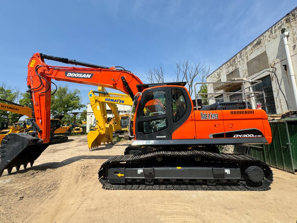 Máy xúc bánh xích Doosan DX 300 LC: hình 1