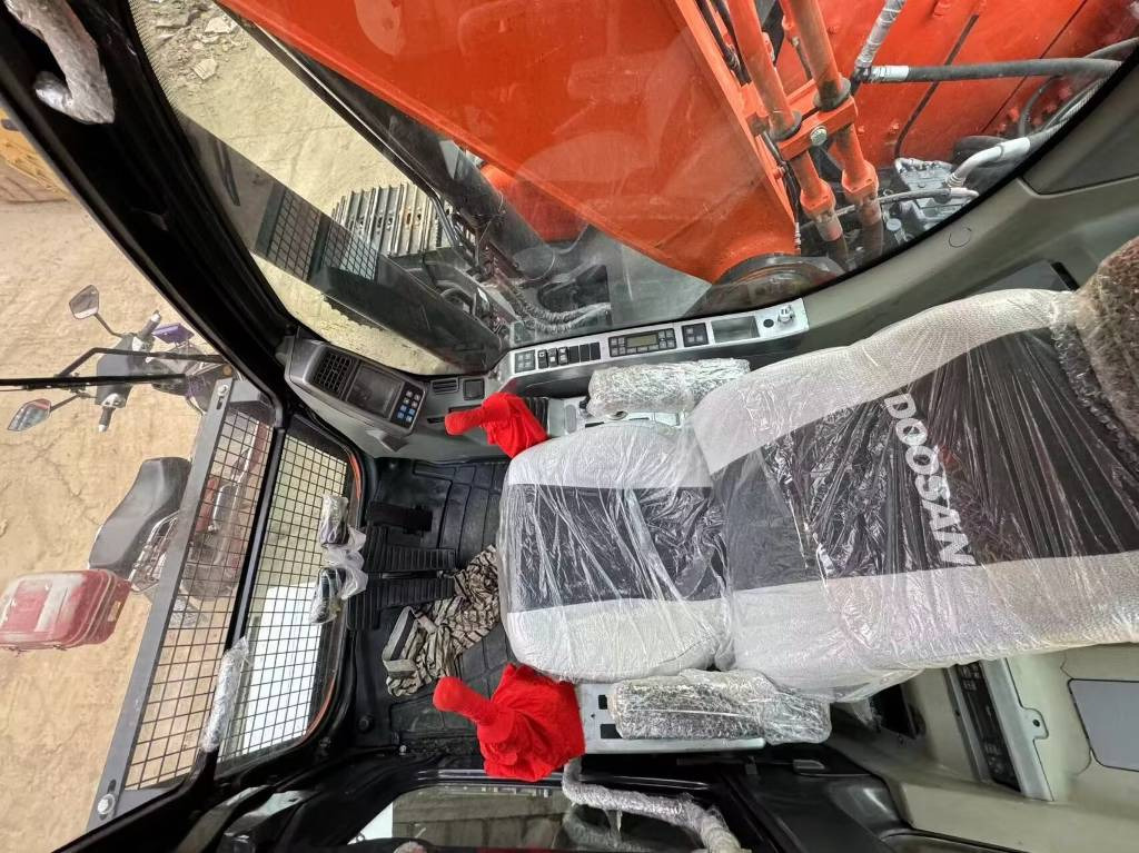 Doosan DX 300 - Máy xúc bánh xích: hình 2 Doosan DX 300 - Máy xúc bánh xích: hình 2