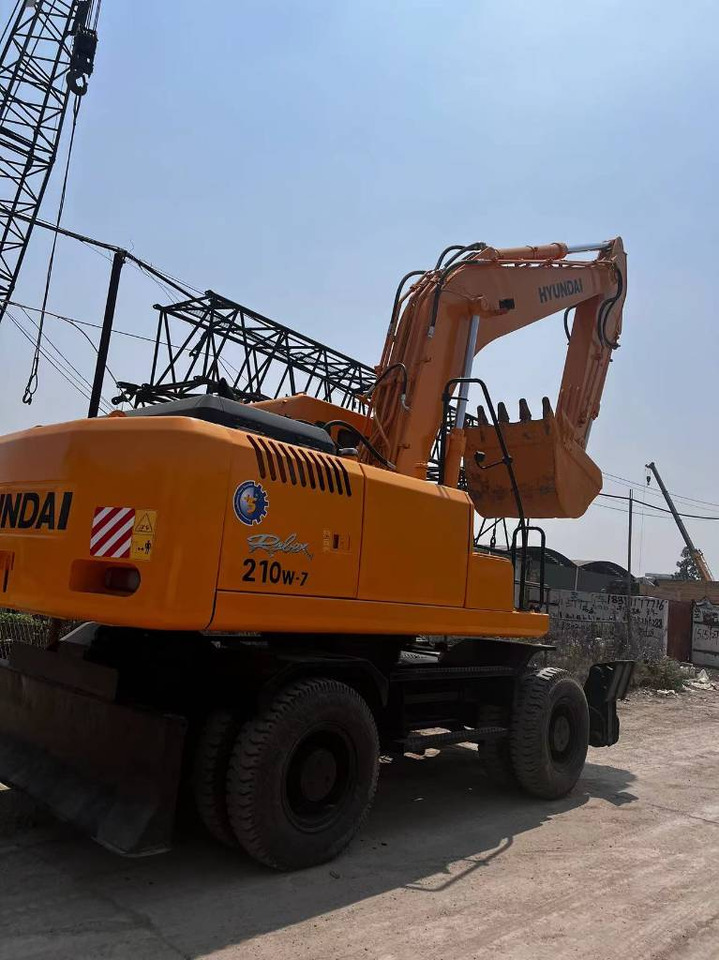 Hyundai 210W-7 - Máy xúc bánh lốp: hình 1 Hyundai 210W-7 - Máy xúc bánh lốp: hình 1