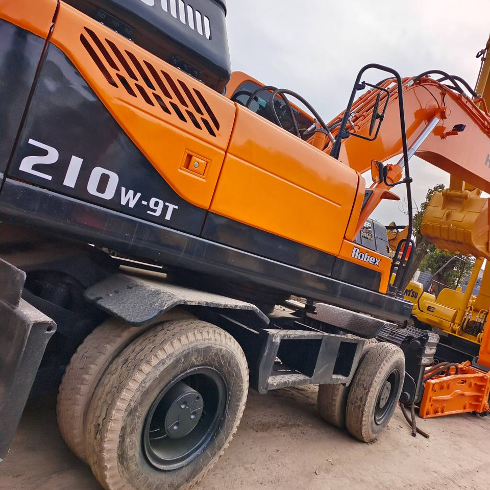 Hyundai 210W-9 - Máy xúc bánh lốp: hình 4 Hyundai 210W-9 - Máy xúc bánh lốp: hình 4