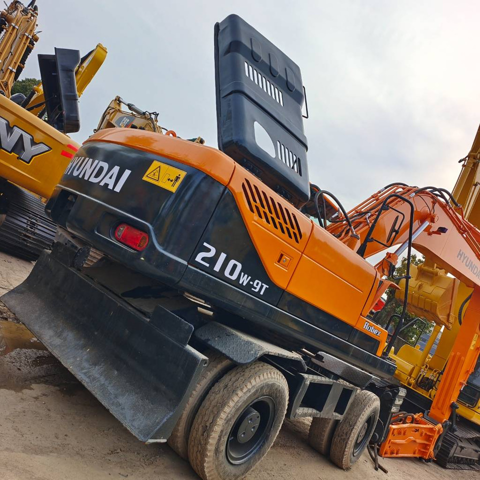Hyundai 210W-9 - Máy xúc bánh lốp: hình 2 Hyundai 210W-9 - Máy xúc bánh lốp: hình 2