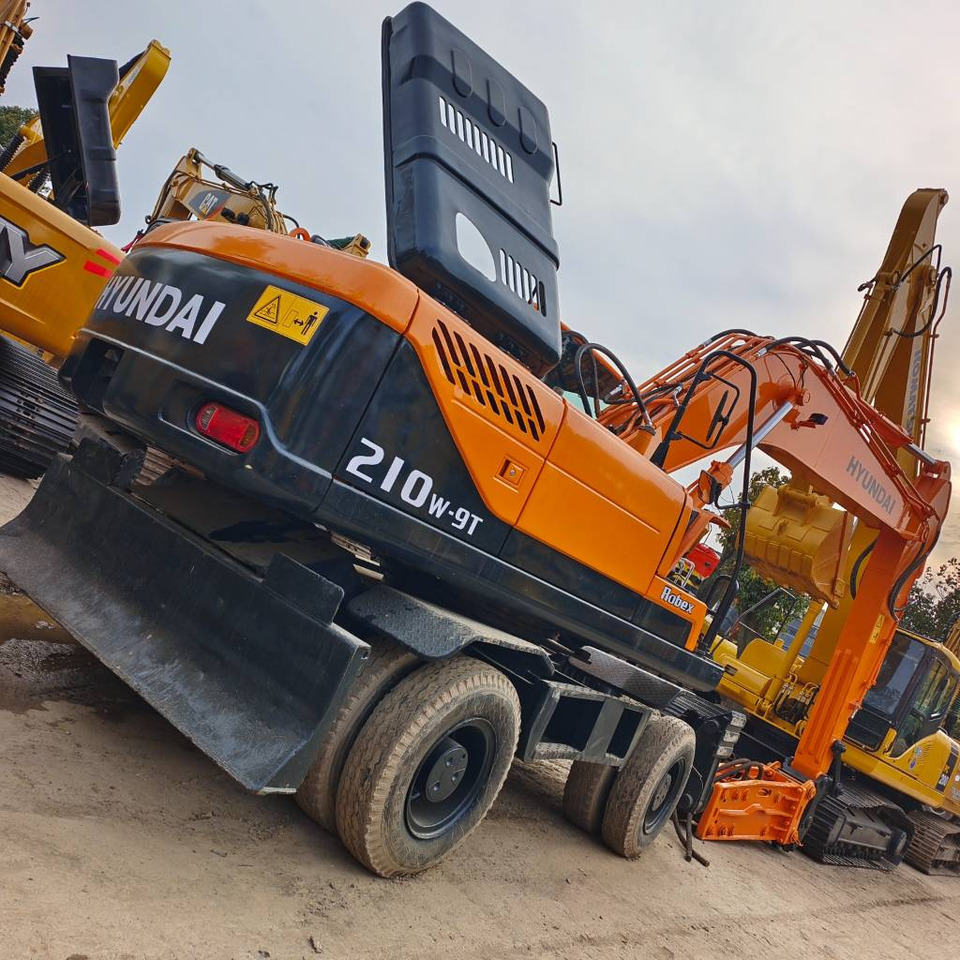 Hyundai 210W-9 - Máy xúc bánh lốp: hình 1 Hyundai 210W-9 - Máy xúc bánh lốp: hình 1