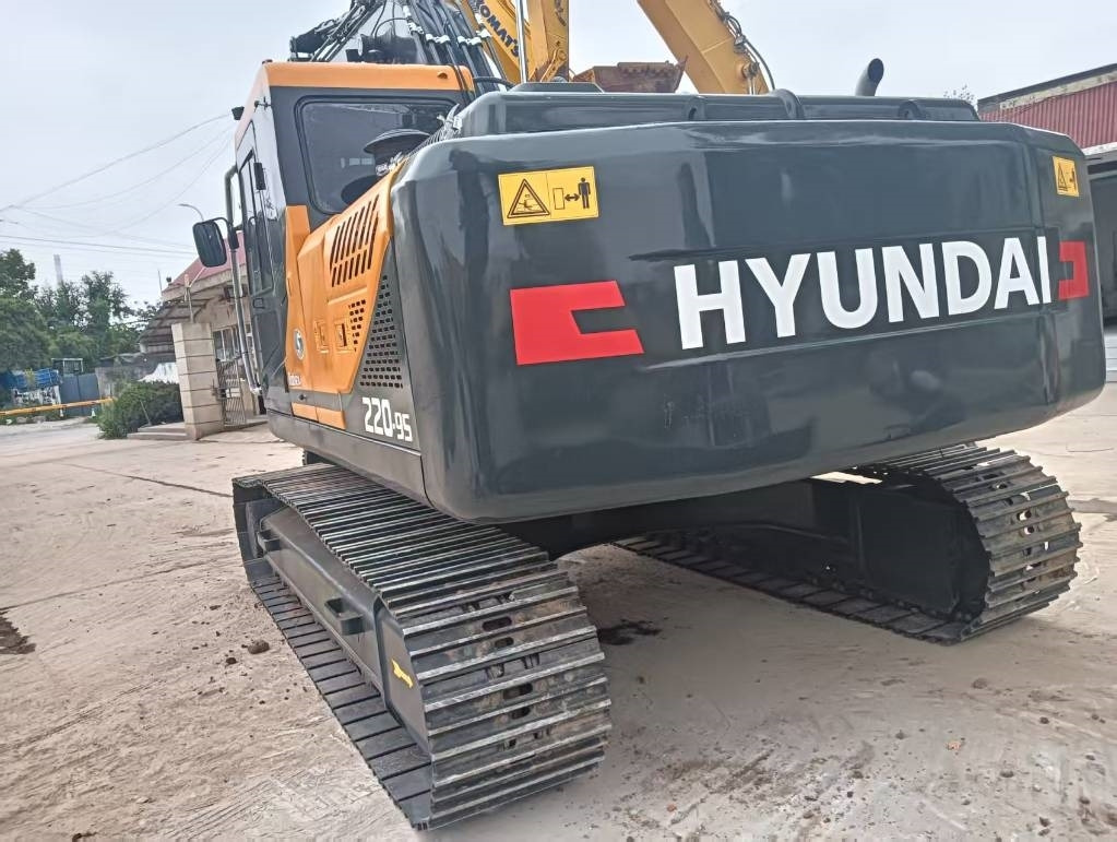 Hyundai 220 LC-9S - Máy xúc bánh xích: hình 4 Hyundai 220 LC-9S - Máy xúc bánh xích: hình 4