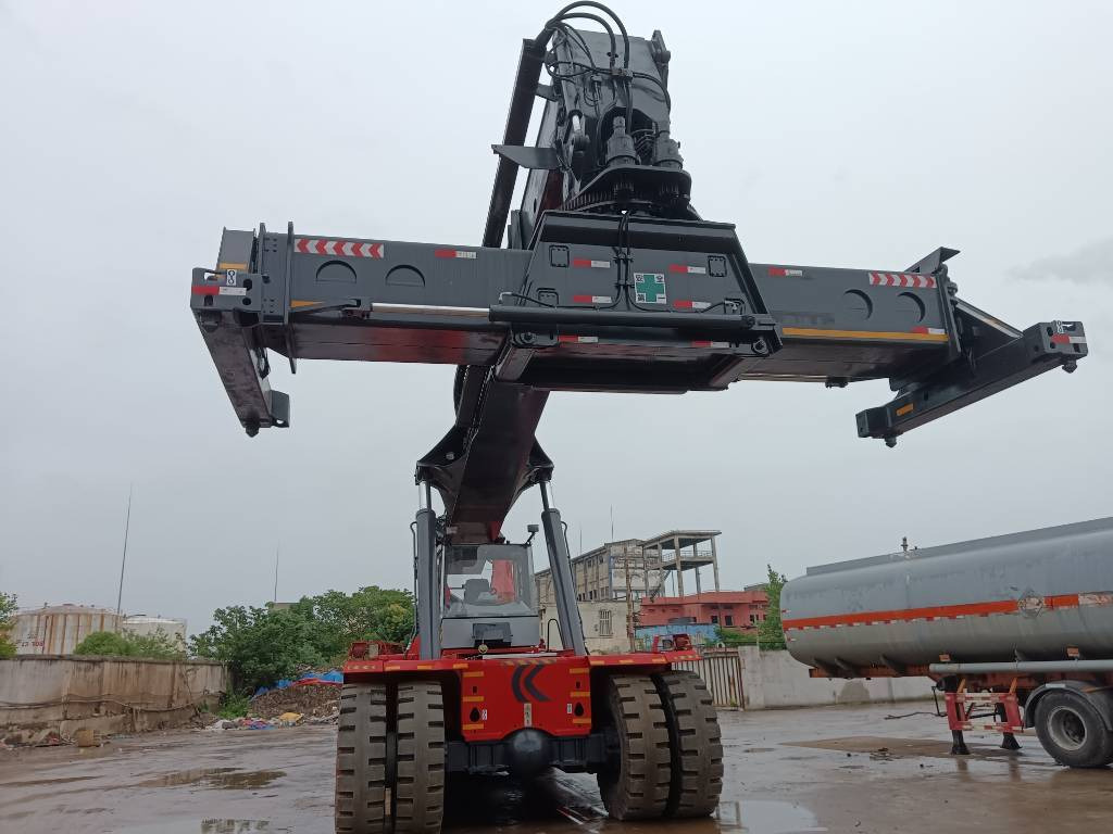 Kalmar DRF 450 - Xe tiếp cận xếp chồng: hình 4 Kalmar DRF 450 - Xe tiếp cận xếp chồng: hình 4
