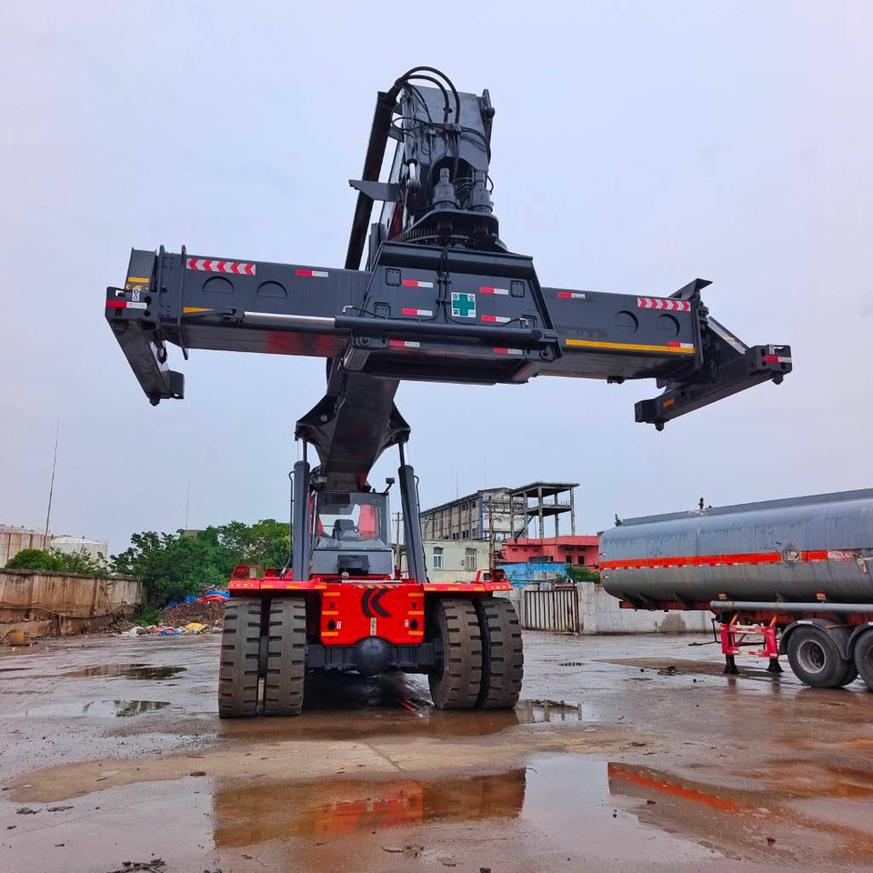 Kalmar DRF 450 - Xe tiếp cận xếp chồng: hình 2 Kalmar DRF 450 - Xe tiếp cận xếp chồng: hình 2