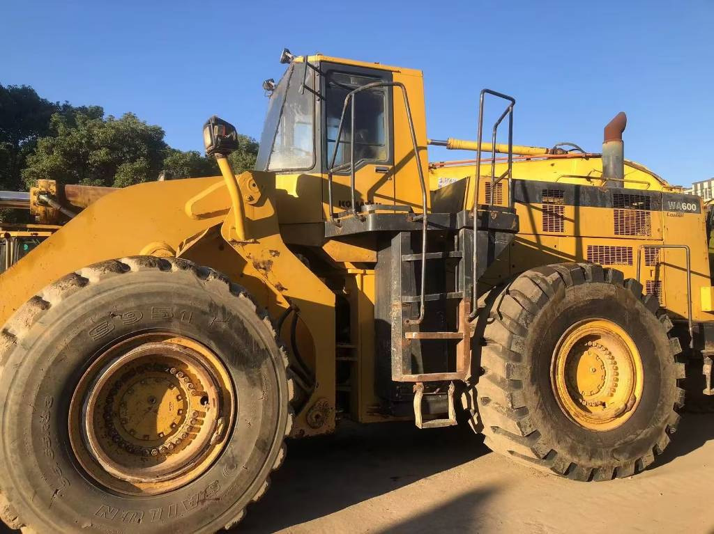 Komatsu WA 600-3 - Máy xúc lật bánh lốp: hình 3 Komatsu WA 600-3 - Máy xúc lật bánh lốp: hình 3