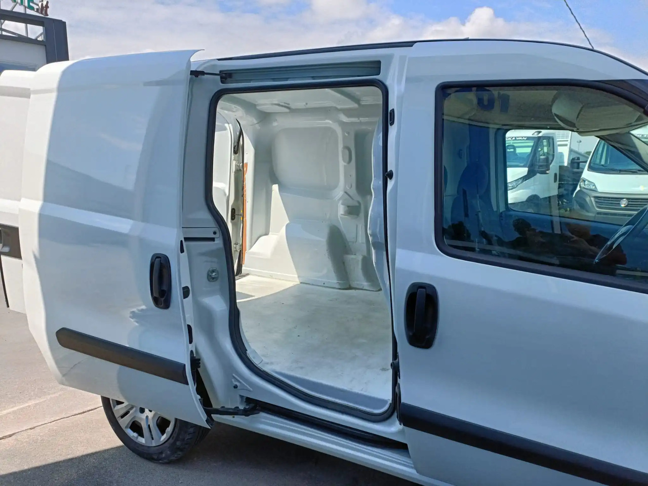 FIAT DOBLO CARGO 1.3 MJT SX - Xe van chở hàng: hình 3 FIAT DOBLO CARGO 1.3 MJT SX - Xe van chở hàng: hình 3