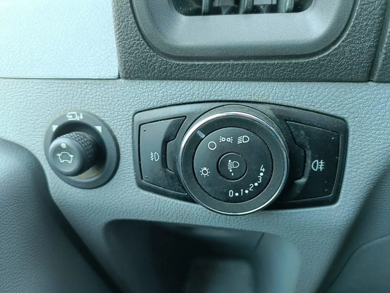 Xe tải nhỏ thùng kín FORD TRANSIT FURGONATO BOX: hình 15