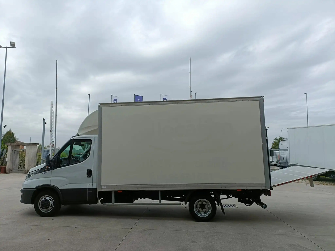 IVECO DAILY 35C16 - Xe tải nhỏ thùng kín: hình 2 IVECO DAILY 35C16 - Xe tải nhỏ thùng kín: hình 2