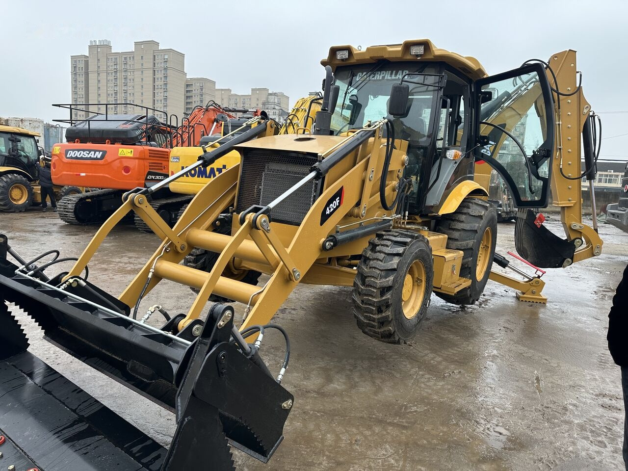 Caterpillar 420F - Máy xúc trước múc sau: hình 3 Caterpillar 420F - Máy xúc trước múc sau: hình 3