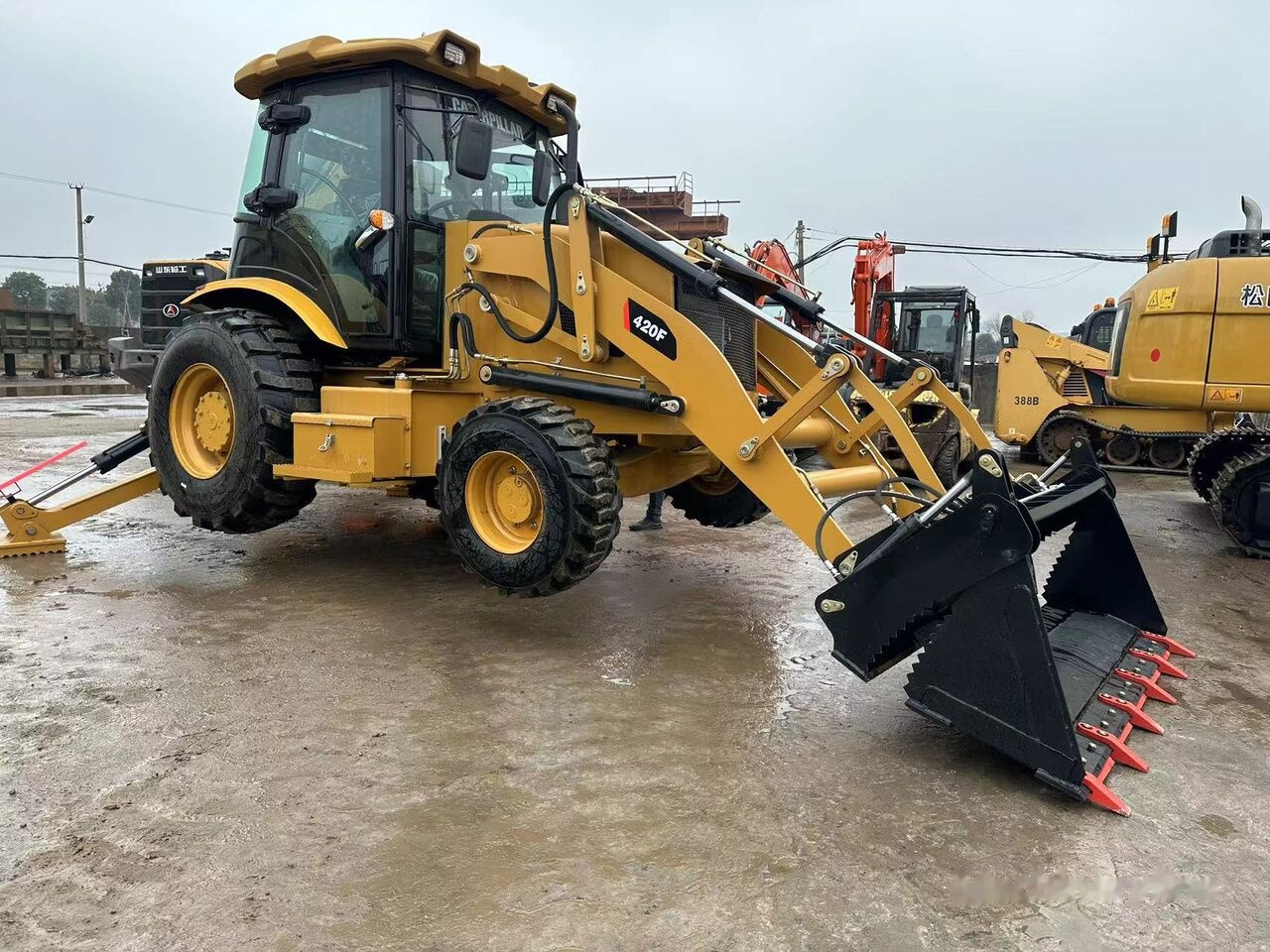 Caterpillar 420F - Máy xúc trước múc sau: hình 1 Caterpillar 420F - Máy xúc trước múc sau: hình 1