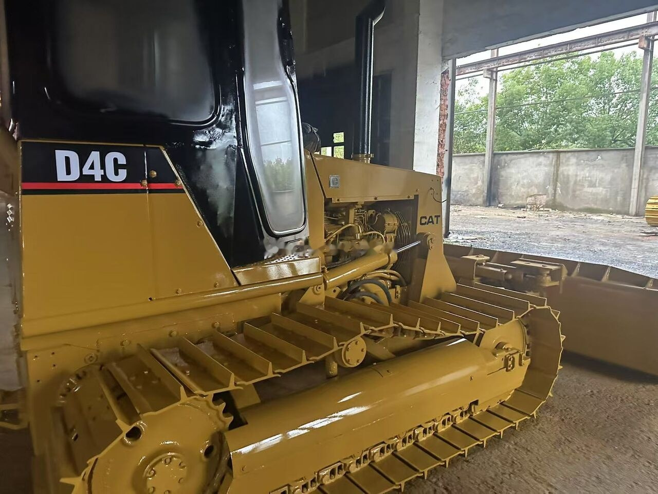 Caterpillar D4C - Máy ủi: hình 5 Caterpillar D4C - Máy ủi: hình 5