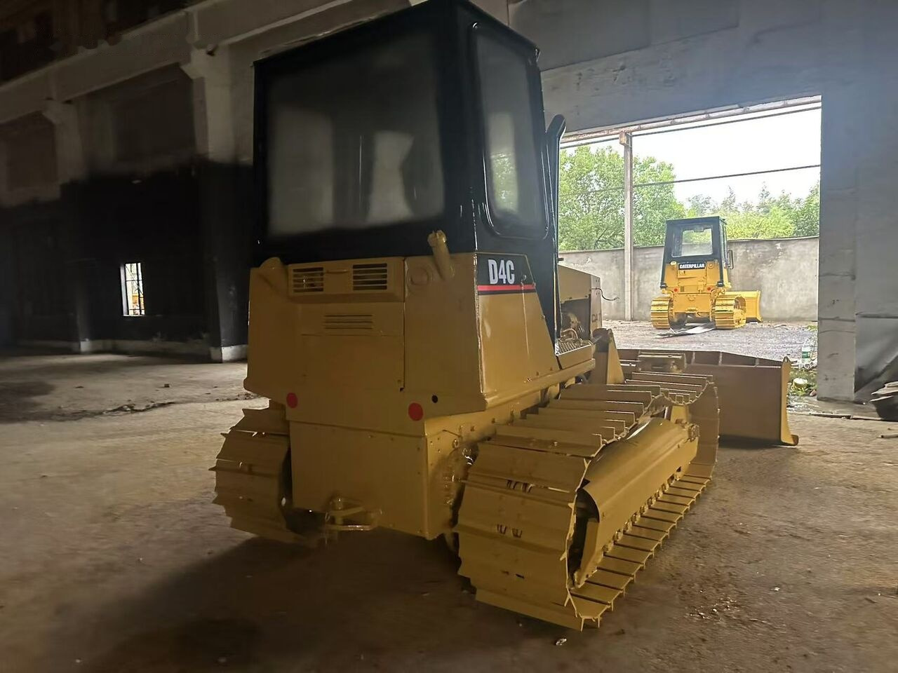Caterpillar D4C - Máy ủi: hình 3 Caterpillar D4C - Máy ủi: hình 3