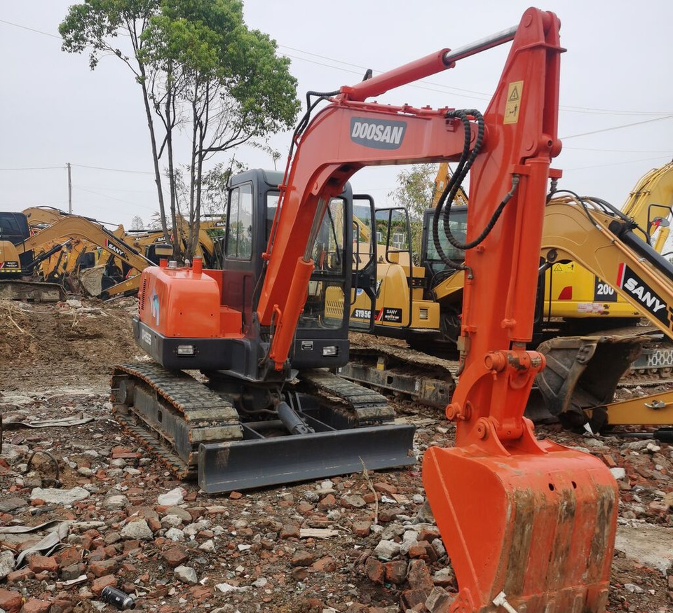 Doosan DH55 - Máy xúc bánh xích: hình 3 Doosan DH55 - Máy xúc bánh xích: hình 3