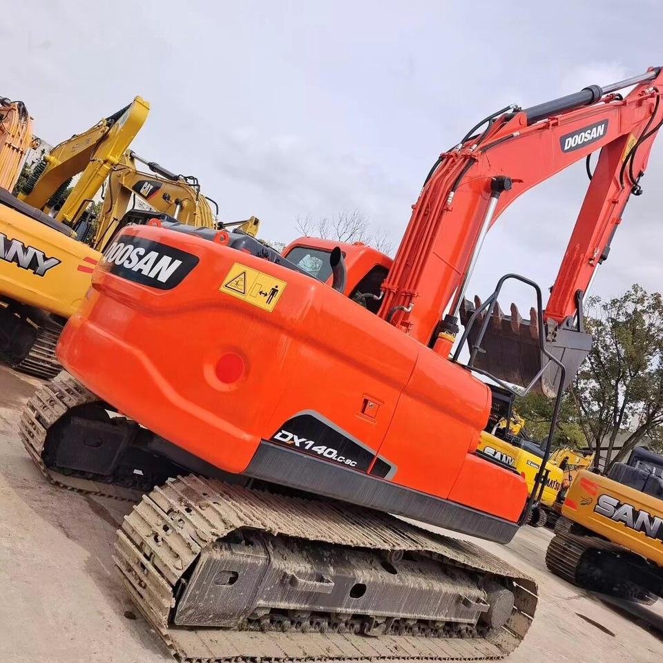 Doosan DX140 - Máy xúc bánh xích: hình 2 Doosan DX140 - Máy xúc bánh xích: hình 2