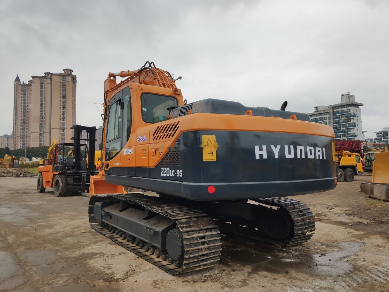 Hyundai R220LC-9s - Máy xúc bánh xích: hình 3 Hyundai R220LC-9s - Máy xúc bánh xích: hình 3