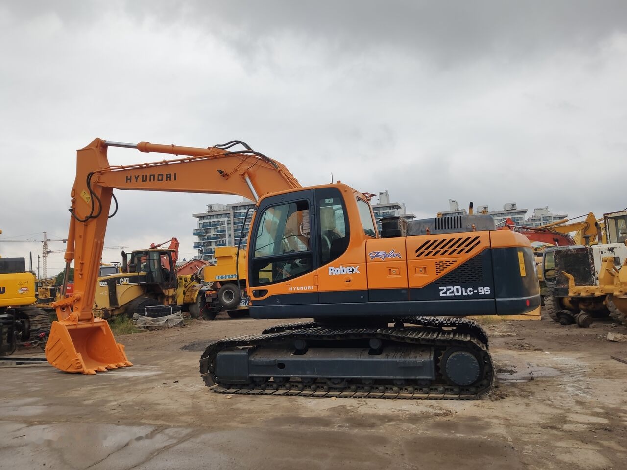 Hyundai R220LC-9s - Máy xúc bánh xích: hình 5 Hyundai R220LC-9s - Máy xúc bánh xích: hình 5