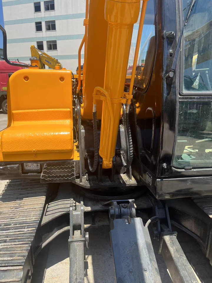 Hyundai R80-7 - Máy xúc mini: hình 3 Hyundai R80-7 - Máy xúc mini: hình 3