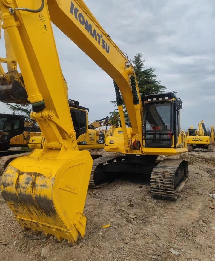 Komatsu PC220-8 - Máy xúc bánh xích: hình 1 Komatsu PC220-8 - Máy xúc bánh xích: hình 1