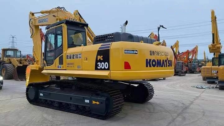 Komatsu PC300 - Máy xúc bánh xích: hình 3 Komatsu PC300 - Máy xúc bánh xích: hình 3