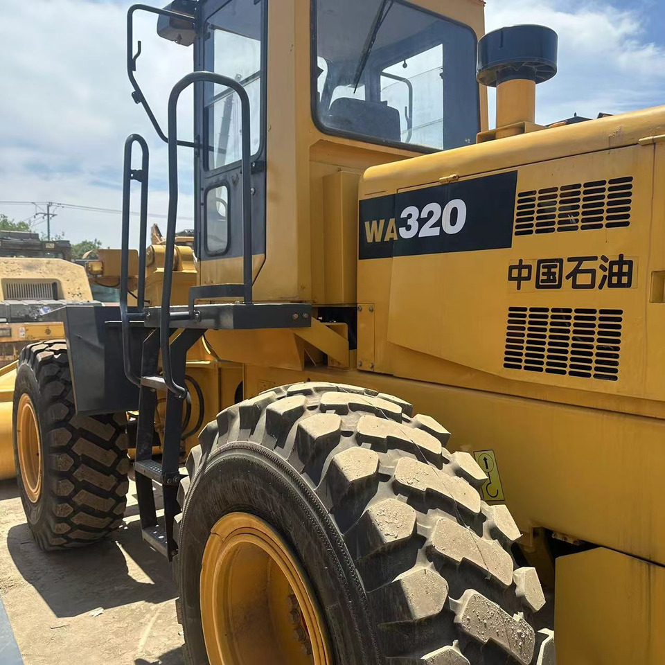 Komatsu WA320 - Máy xúc lật bánh lốp: hình 1 Komatsu WA320 - Máy xúc lật bánh lốp: hình 1