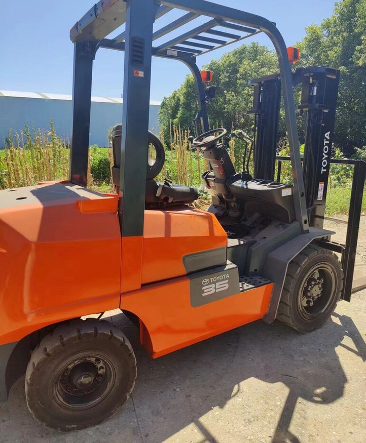 Toyota FD35 - Xe nâng diesel: hình 2 Toyota FD35 - Xe nâng diesel: hình 2