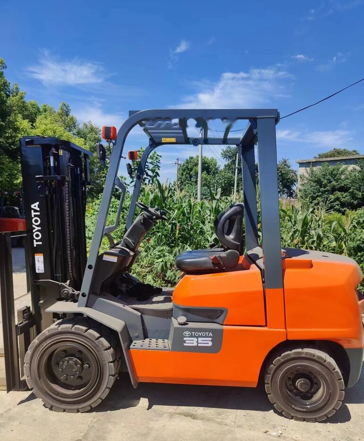 Toyota FD35 - Xe nâng diesel: hình 3 Toyota FD35 - Xe nâng diesel: hình 3