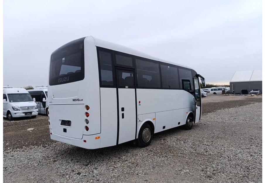 Isuzu Novolux - Xe bus ngoại ô: hình 3 Isuzu Novolux - Xe bus ngoại ô: hình 3