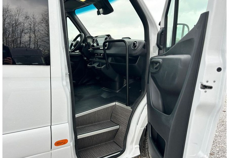 Xe bus mini, Xe van chở khách Mercedes-Benz Sprinter 517: hình 13
