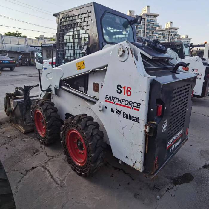 Bobcat S16 - Máy xúc lật đa năng: hình 1 Bobcat S16 - Máy xúc lật đa năng: hình 1