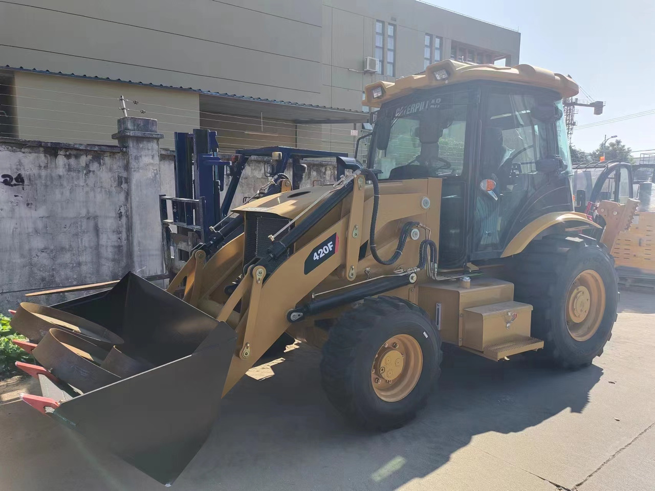 CATERPILLAR 420f - Máy xúc trước múc sau: hình 3 CATERPILLAR 420f - Máy xúc trước múc sau: hình 3