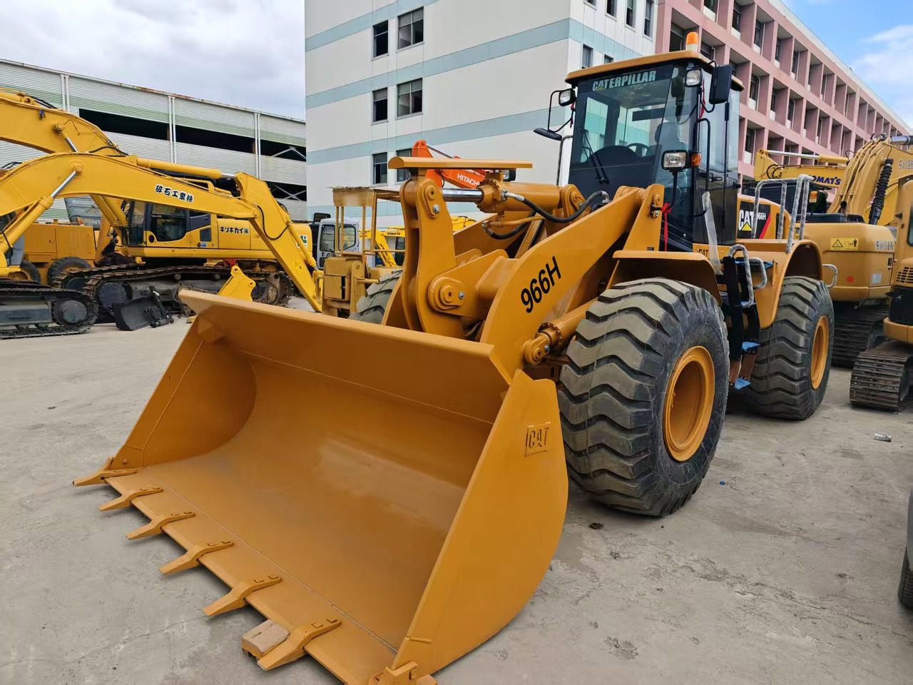 CATERPILLAR 966H - Máy xúc lật bánh lốp: hình 2 CATERPILLAR 966H - Máy xúc lật bánh lốp: hình 2