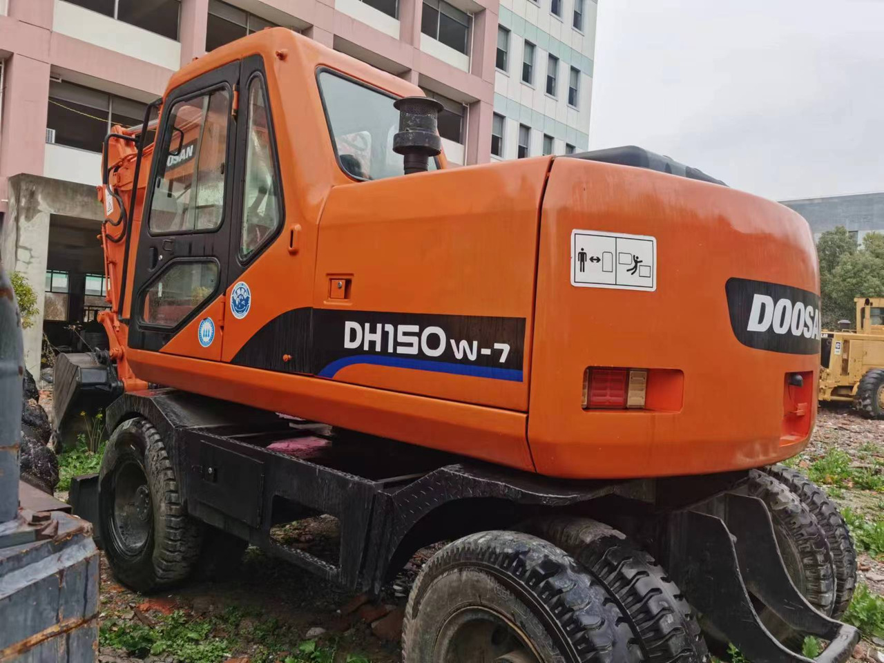 DOOSAN DH150W-7 - Máy xúc bánh lốp: hình 2 DOOSAN DH150W-7 - Máy xúc bánh lốp: hình 2