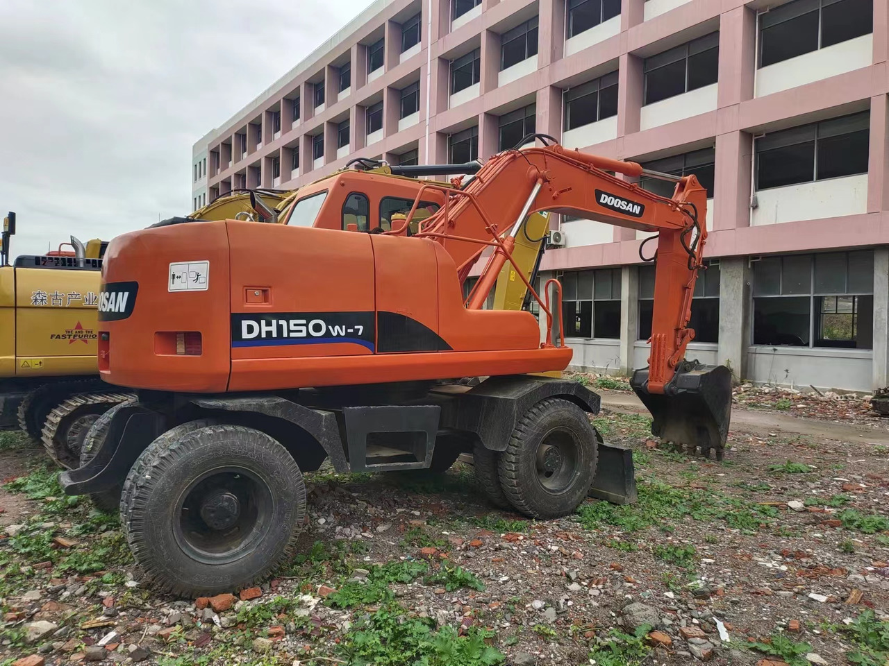 DOOSAN DH150W-7 - Máy xúc bánh lốp: hình 5 DOOSAN DH150W-7 - Máy xúc bánh lốp: hình 5