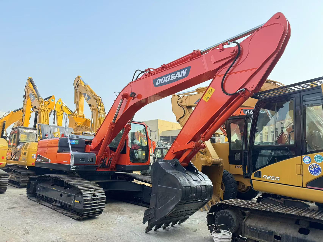 DOOSAN DX225 - Máy xúc bánh xích: hình 1 DOOSAN DX225 - Máy xúc bánh xích: hình 1