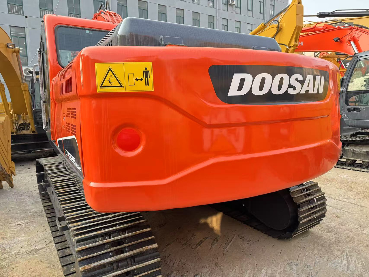 DOOSAN DX225 - Máy xúc bánh xích: hình 3 DOOSAN DX225 - Máy xúc bánh xích: hình 3