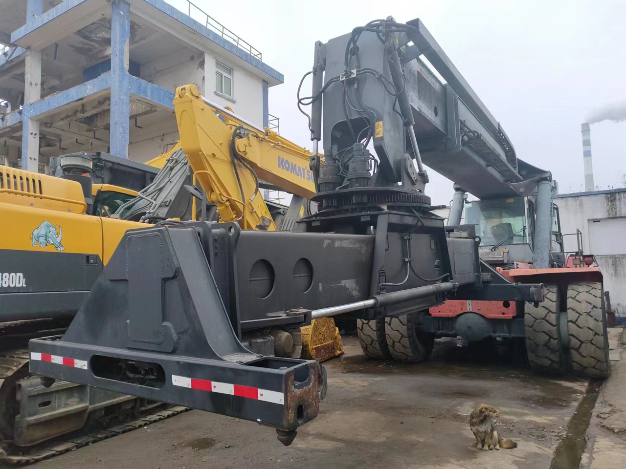 KALMAR DRF450 - Xe tiếp cận xếp chồng: hình 2 KALMAR DRF450 - Xe tiếp cận xếp chồng: hình 2