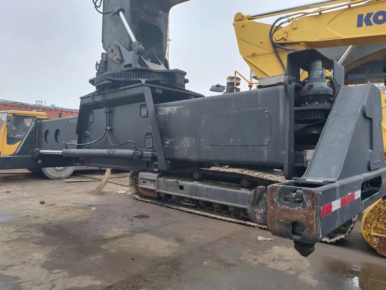 KALMAR DRF450 - Xe tiếp cận xếp chồng: hình 5 KALMAR DRF450 - Xe tiếp cận xếp chồng: hình 5