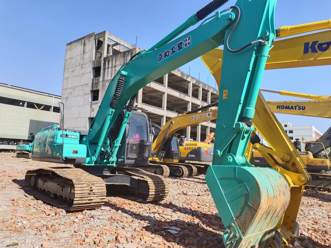 KOBELCO SK200D - Máy xúc bánh xích: hình 5 KOBELCO SK200D - Máy xúc bánh xích: hình 5