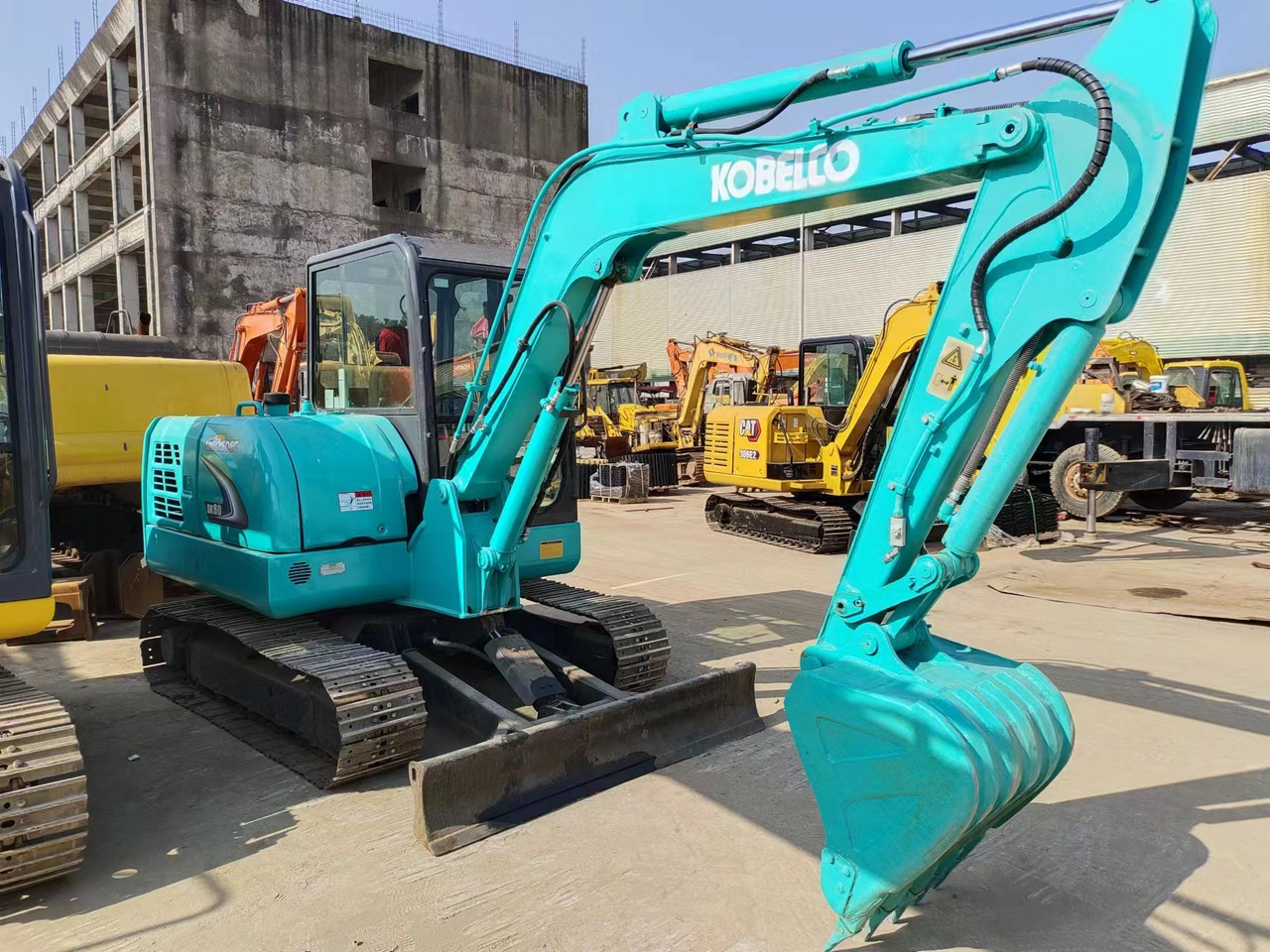 KOBELCO SK60-8 - Máy xúc mini: hình 1 KOBELCO SK60-8 - Máy xúc mini: hình 1