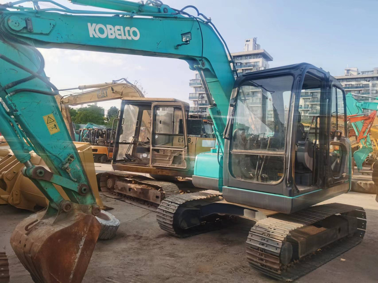 KOBELCO SK75 - Máy xúc mini: hình 1 KOBELCO SK75 - Máy xúc mini: hình 1
