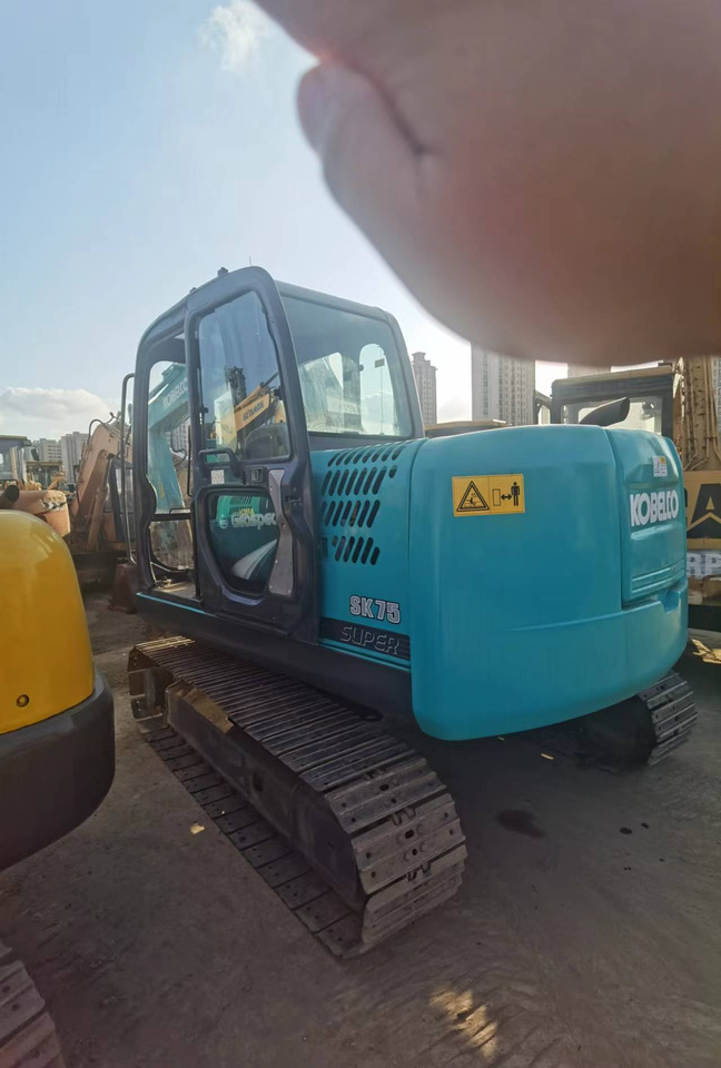 KOBELCO SK75 - Máy xúc mini: hình 4 KOBELCO SK75 - Máy xúc mini: hình 4
