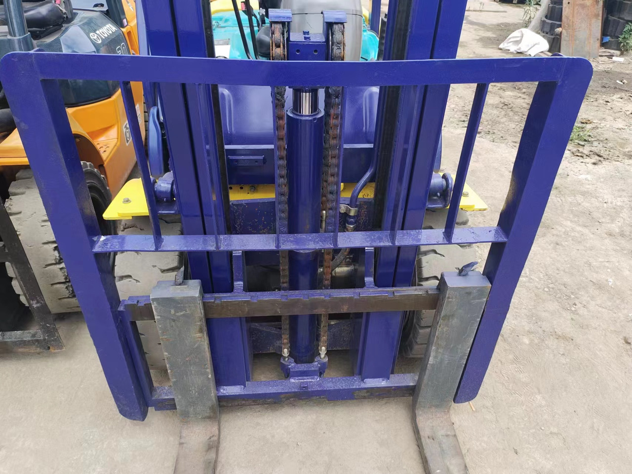 KOMATSU FD30 - Xe nâng diesel: hình 3 KOMATSU FD30 - Xe nâng diesel: hình 3