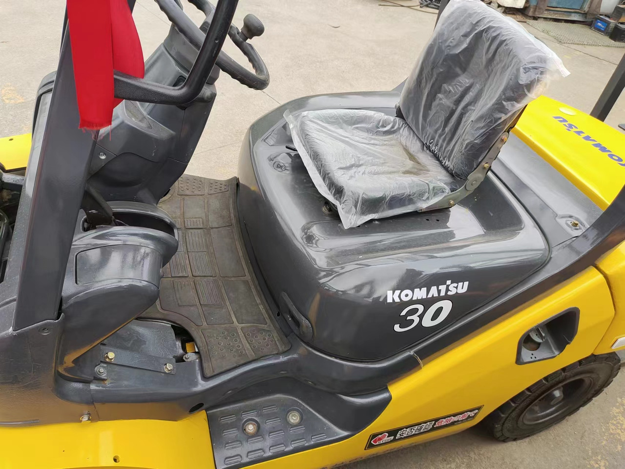 KOMATSU FD30 - Xe nâng diesel: hình 2 KOMATSU FD30 - Xe nâng diesel: hình 2