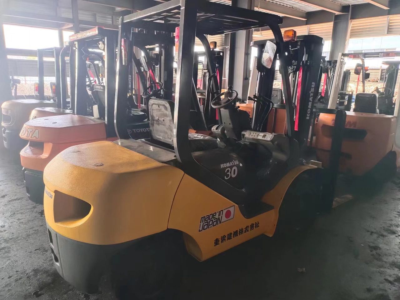 KOMATSU FD30 - Xe nâng diesel: hình 2 KOMATSU FD30 - Xe nâng diesel: hình 2