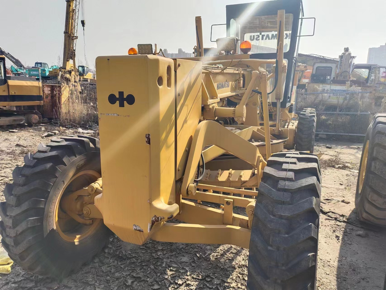 KOMATSU GD825A - Máy san: hình 1 KOMATSU GD825A - Máy san: hình 1