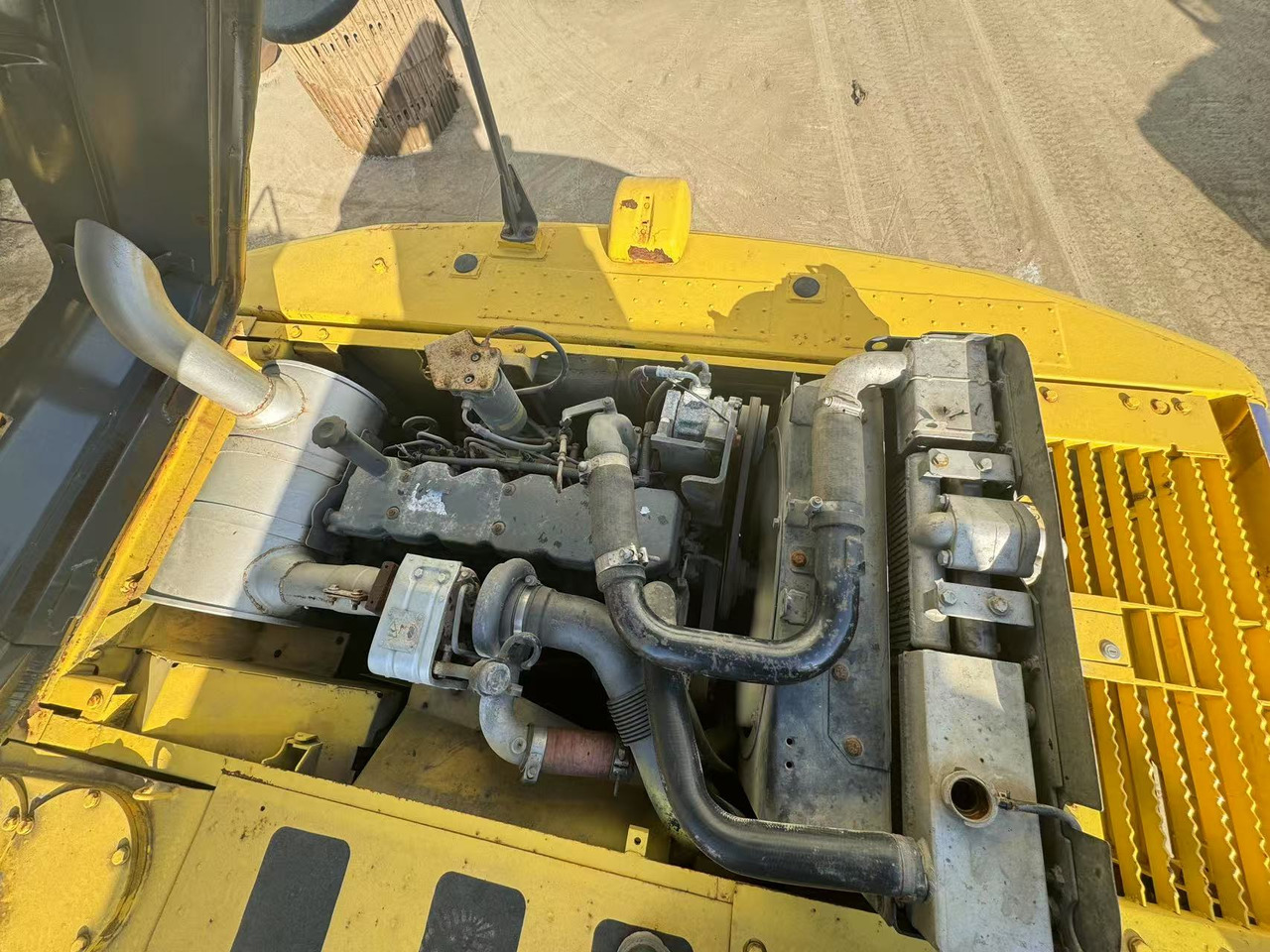 KOMATSU PC200-8 - Máy xúc bánh xích: hình 5 KOMATSU PC200-8 - Máy xúc bánh xích: hình 5