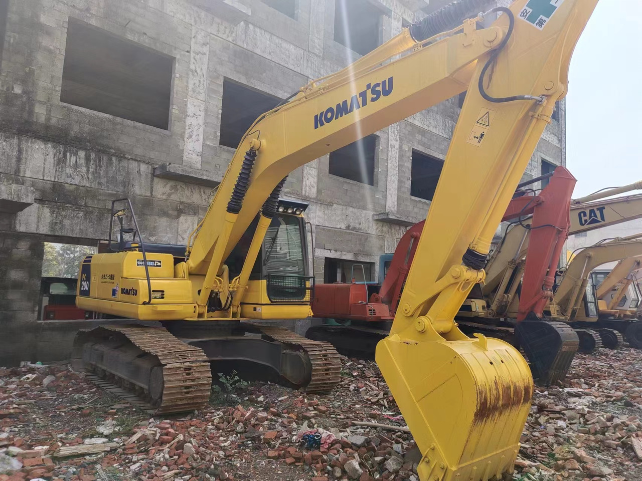 KOMATSU PC200-8 - Máy xúc bánh xích: hình 5 KOMATSU PC200-8 - Máy xúc bánh xích: hình 5