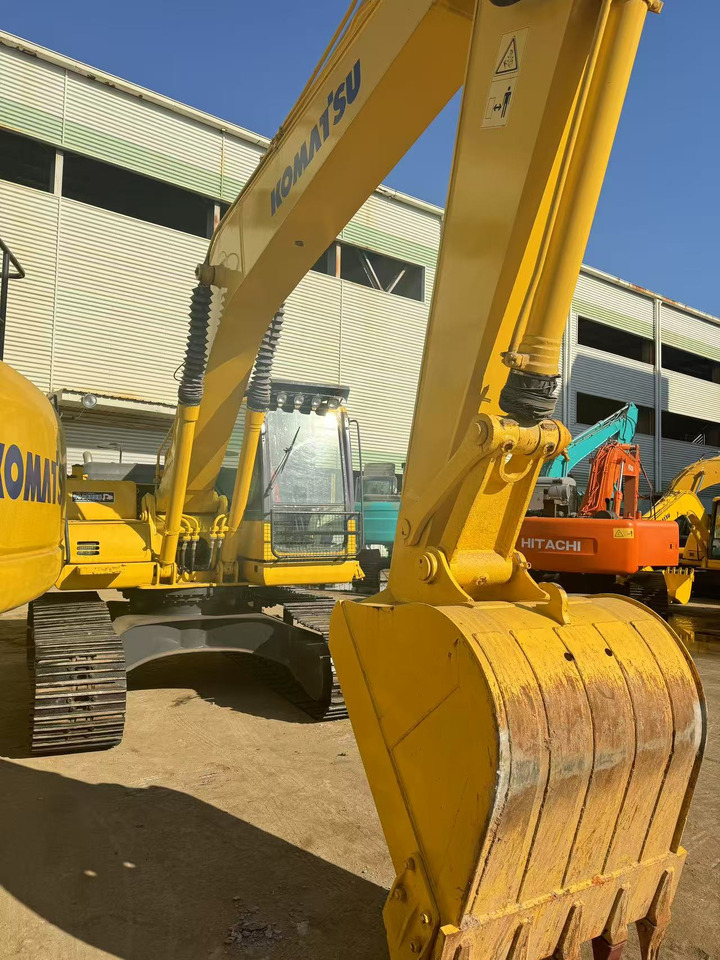 KOMATSU PC200-8 - Máy xúc bánh xích: hình 3 KOMATSU PC200-8 - Máy xúc bánh xích: hình 3